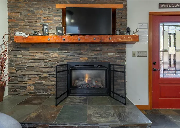 Lakeside Serenity Retreat
